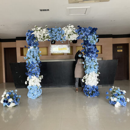 Custom Upscale Silk Floral Design White Blue Hydrangea Arch Artificial Silk Flowers Long Lasting Beautiful Colorful Wedding Door